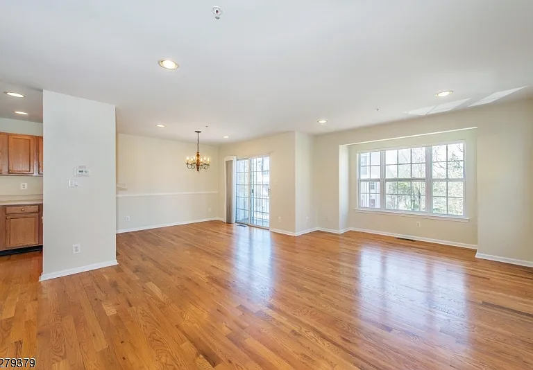 102 Lakeview Ct — Photo 4