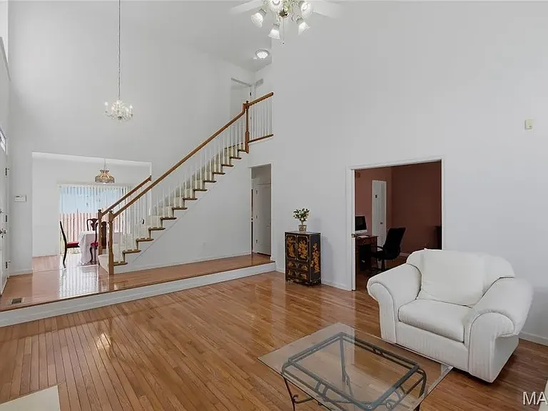 951 Morehouse Ln — Photo 2