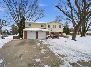 5 Hillside Dr E, Oelwein, IA 50662
