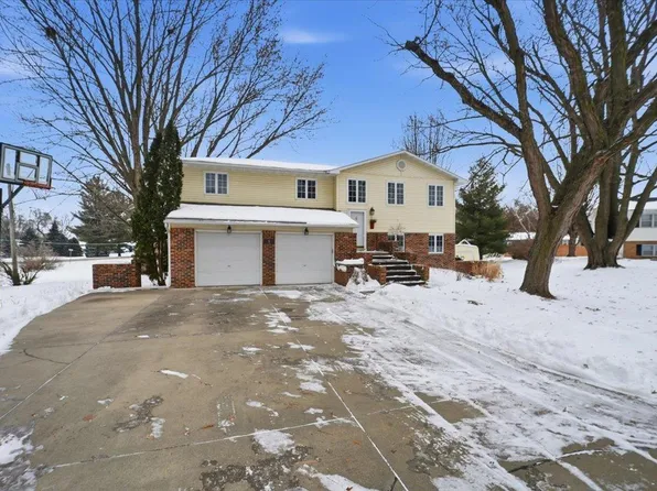 5 Hillside Dr E, Oelwein, IA 50662