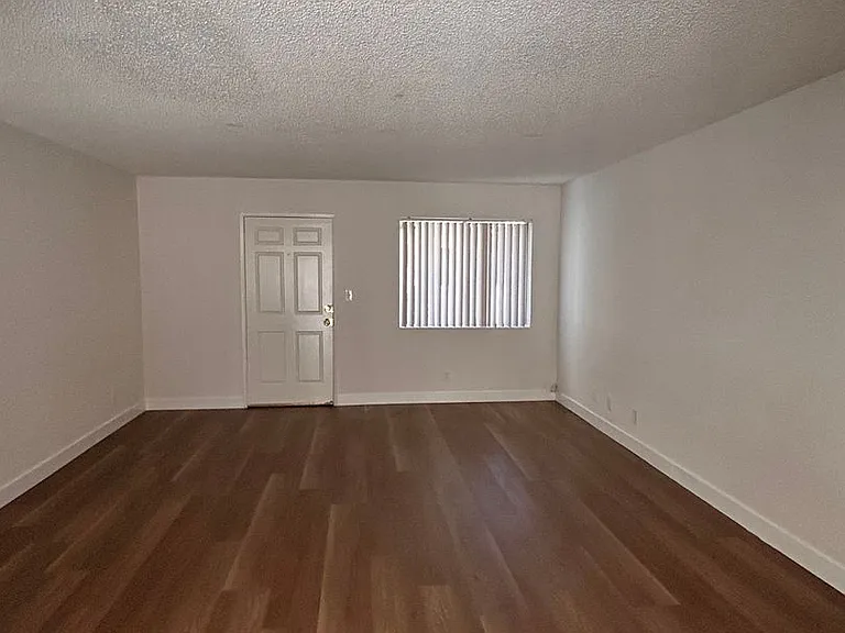 1920 Curtis Ave — Photo 5