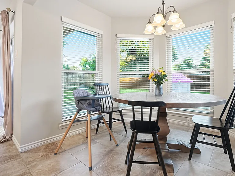 611 Stardust Ln — Photo 10