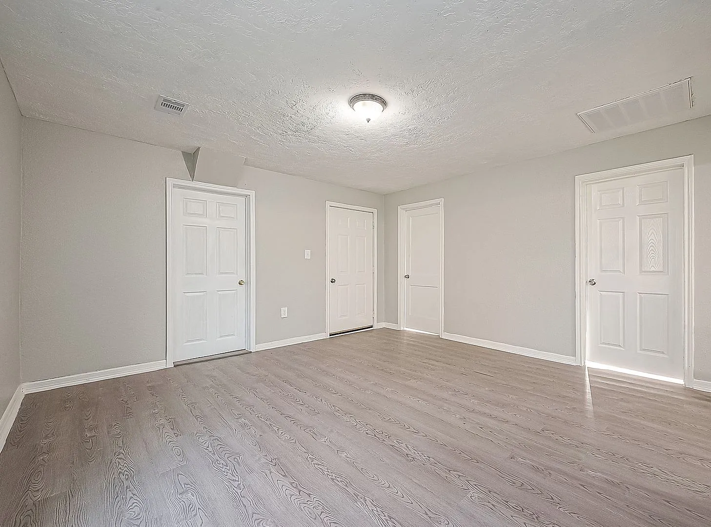 Spacious 3BR/2BA Home in Houston 77028 Convenient Access to Downtown & Major Highways — Photo 3