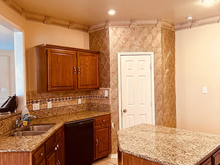 Kitchen w/island
