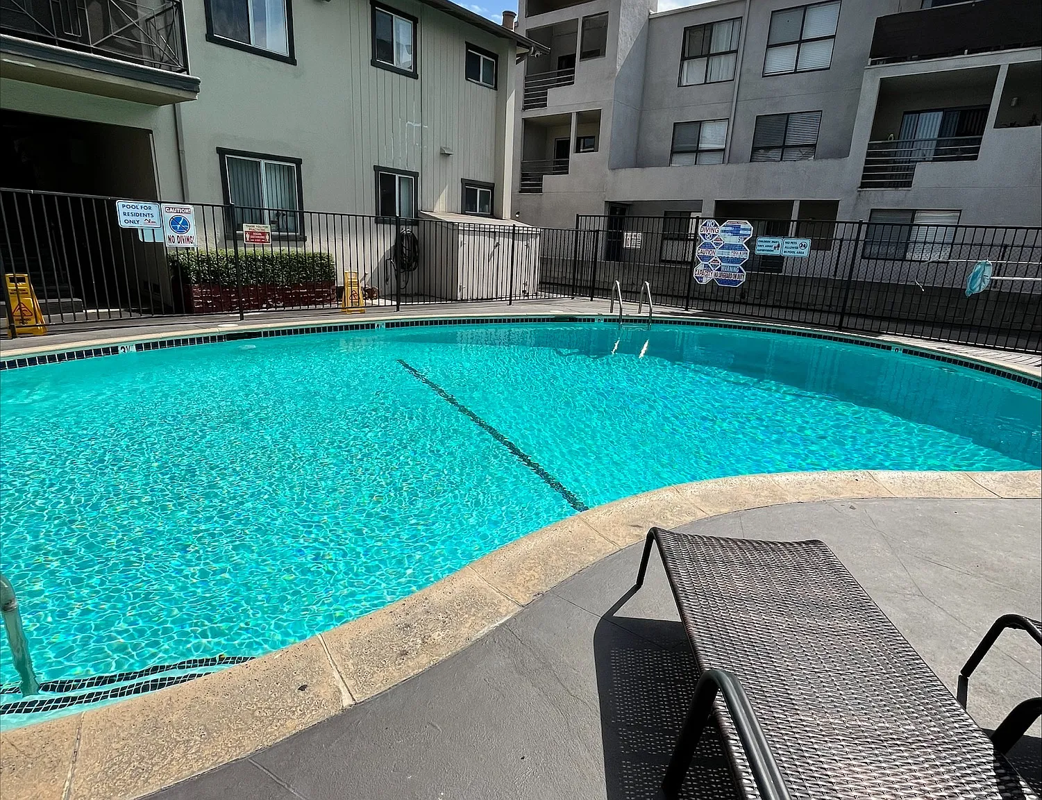Chateau Laurel Apartments — Photo 4
