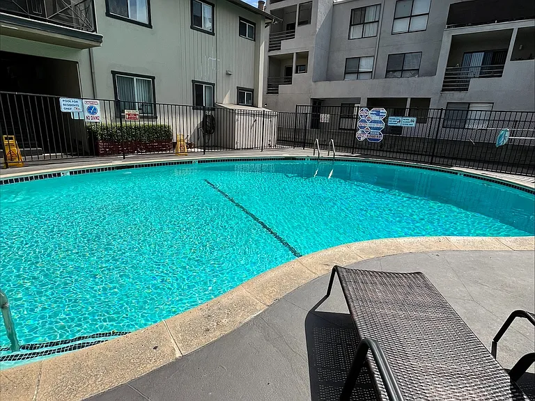 Chateau Laurel Apartments — Photo 4