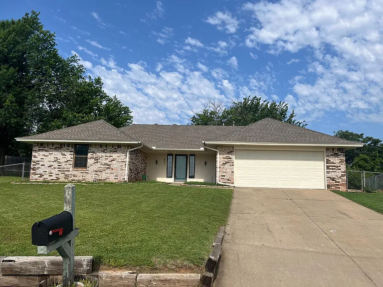 801 Wendy Ln — Photo 1
