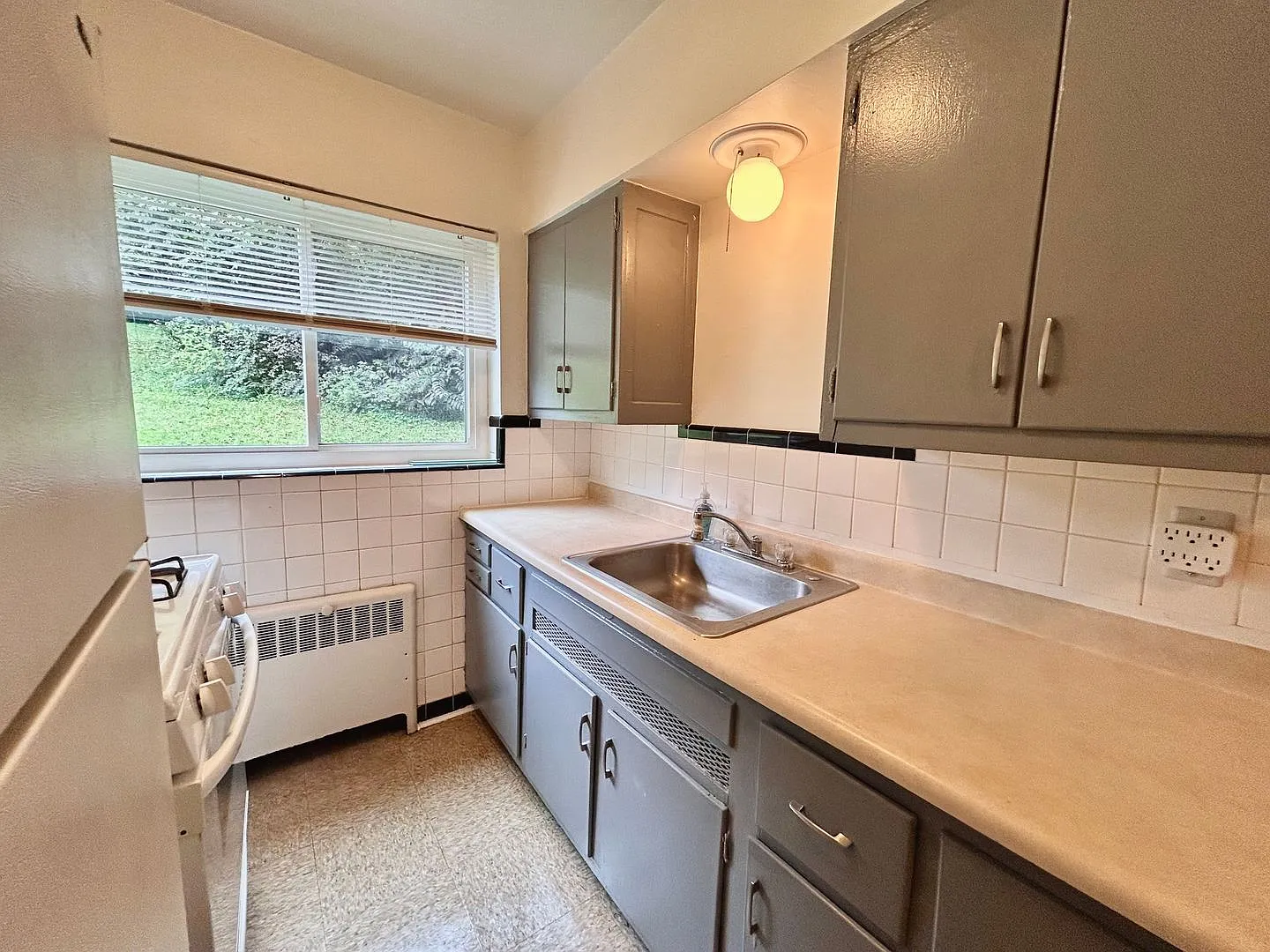 1 bed, 1.0 bath, $995 — Photo 3