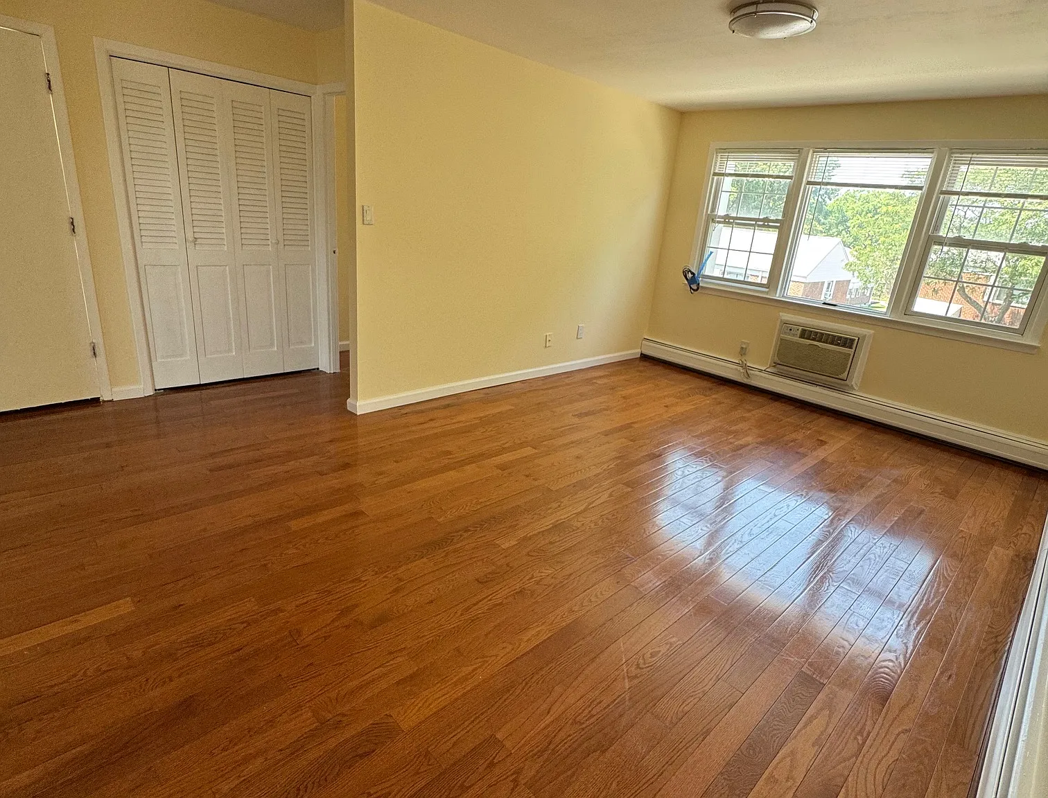 3 bed, 1.5 bath, 1000 sqft, $3,300 — Photo 1