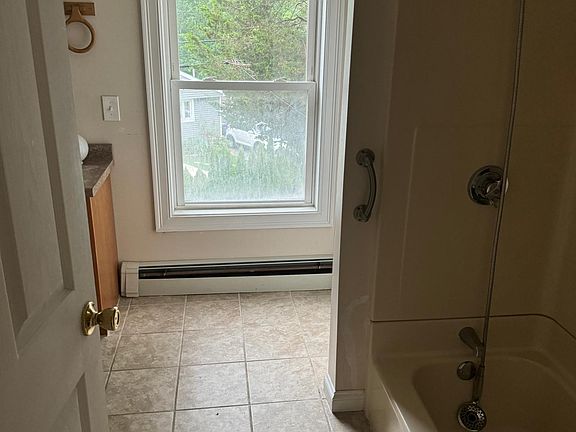 2nd image of 5 Wentworth St #2