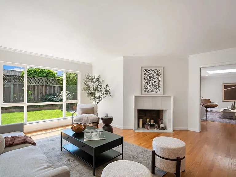 1602 Sheffield Ave — Photo 3