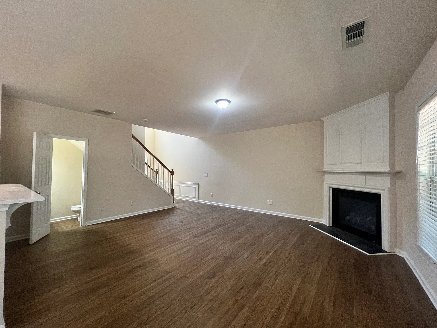 3 bed, 2.5 bath, 1715 sqft, $2,200 — Photo 4