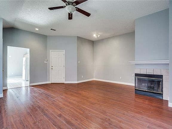 4th image of 928 Azalia Dr