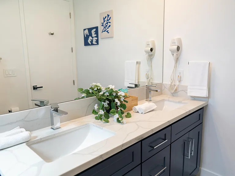 4831 Riverton Ave — Photo 14