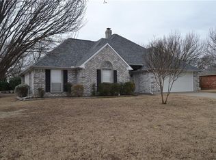 305 Hackberry Ln, Tom Bean, TX 75489