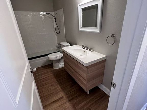 3rd image of 3425 Willowrun Dr APT B