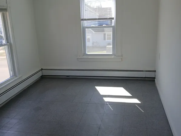 15 Carman St #2E, Patchogue, NY 11772