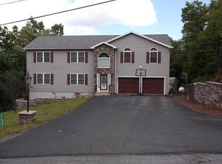 160 Emerald Lake Dr, Long Pond, PA 18334