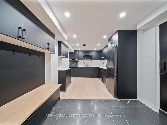 3rd image of 32 Elena Ct