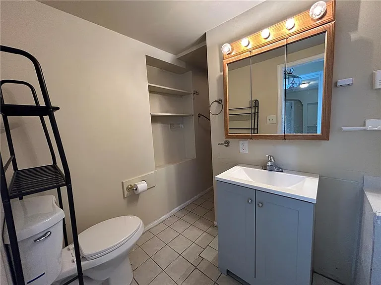 547 E 4th St #1 — Photo 8