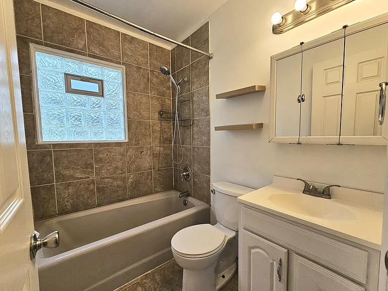 28522 Cambridge St — Photo 10