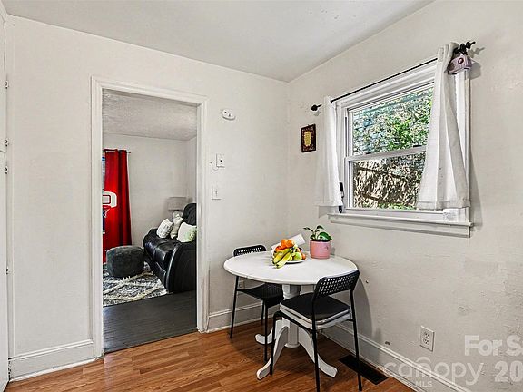 5th image of 1835 Vinton St