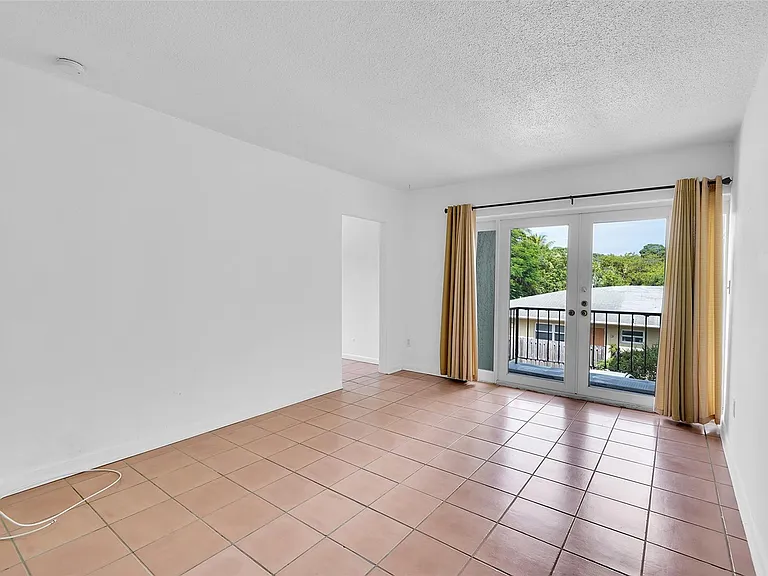 1005 SW 15th Ave #10 — Photo 7