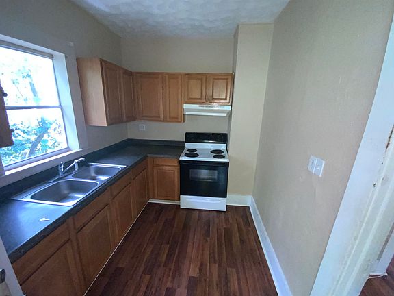 3rd image of 506 Bronson St