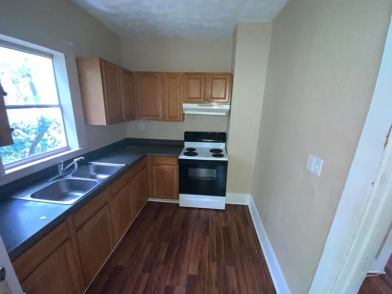 506 Bronson St — Photo 3