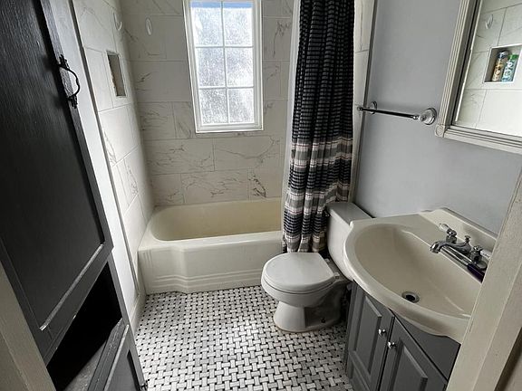3rd image of 90 E Lafayette Cir