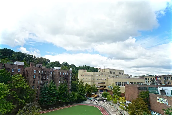 Sold by Bizzarro Agency | media 13