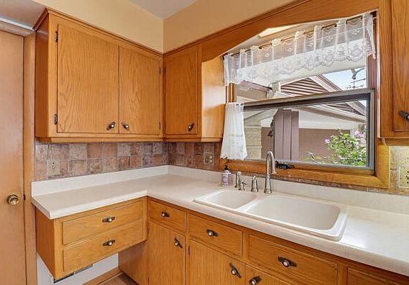 4th image of 542 E Van Beck AVENUE