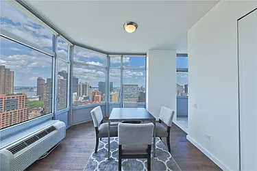 Rented by R New York