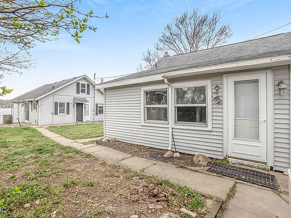 3rd image of 190 W Crooked Lake Dr