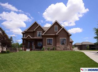 1807 Walnut Creek Dr, Papillion, NE 68046
