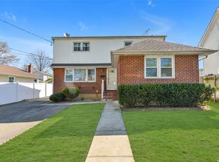 360 Siegel St, Westbury, NY 11590