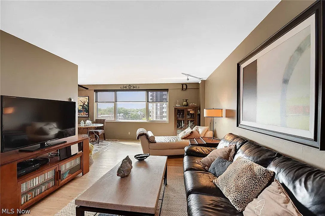 2 bed, 924 sqft, $1,800 — Photo 3
