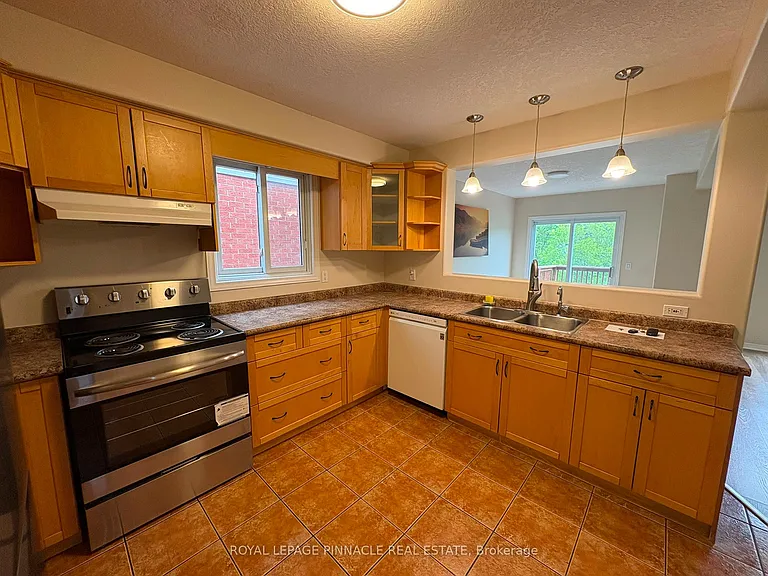 60 Everglade Cres — Photo 2