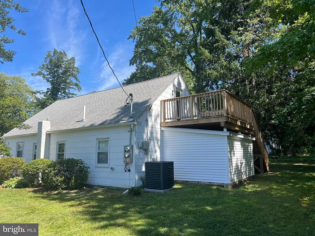 3 bed, 2.0 bath, 1356 sqft, $3,300 — Photo 2