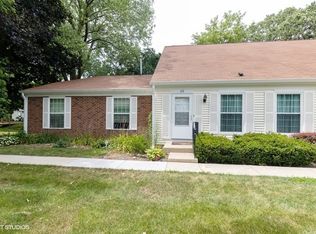 22 Bright Oaks Cir, Cary, IL 60013