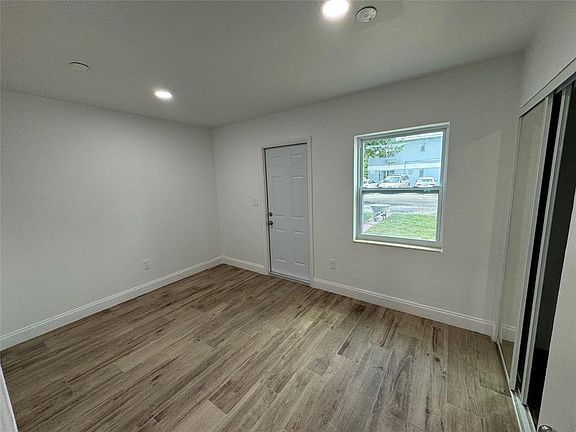 5th image of 2200 NE 173rd St APT 4