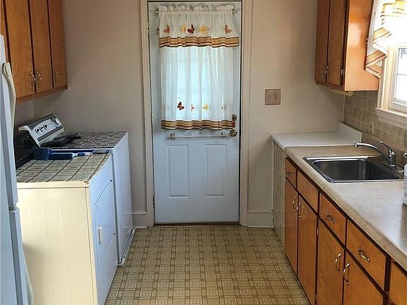 5th image of 1010 E 7th St