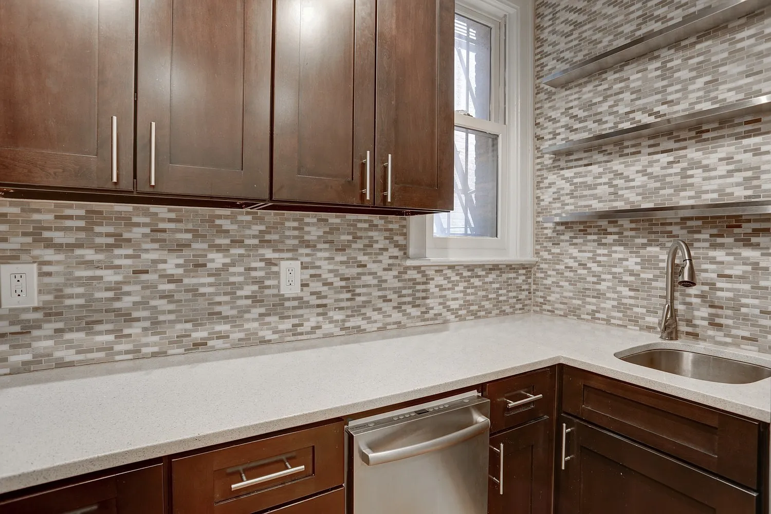 Charming & Sunny 1-Bedroom Luxury Condo in Adams Morgan! — Photo 3