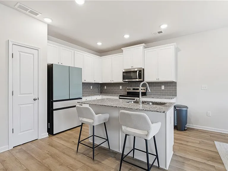 330 Regent Park — Photo 6
