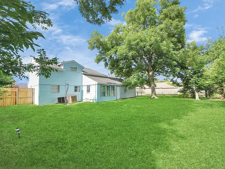 2513 Leslie St — Photo 28