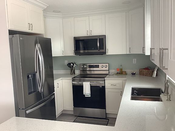 4th image of 2856 Sanibel Blvd