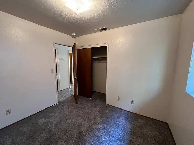 1132 Hobart St — Photo 7