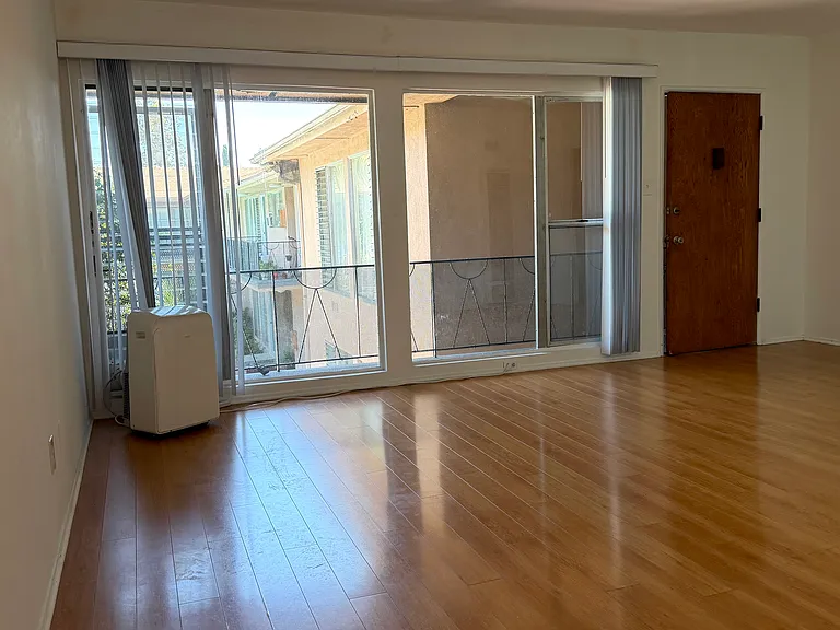 262 S Sycamore Ave #20 — Photo 3