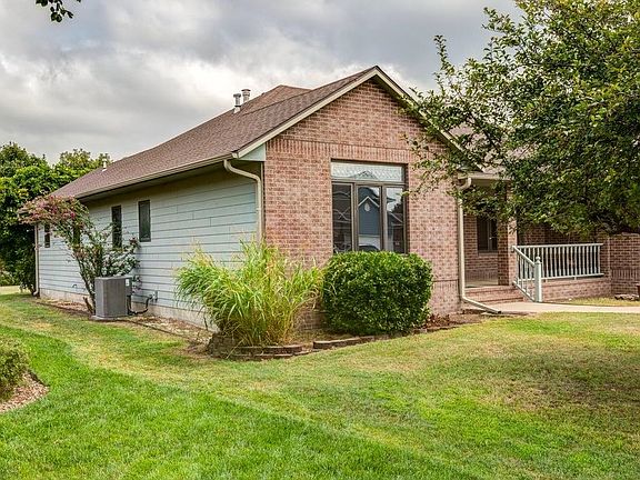 2nd image of 921 Twin Oaks Dr