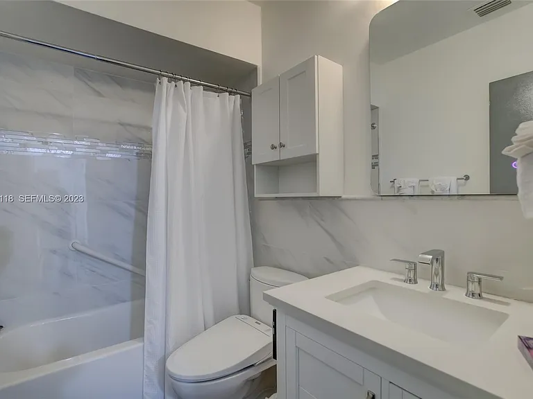 N Ocean Dr — Photo 1